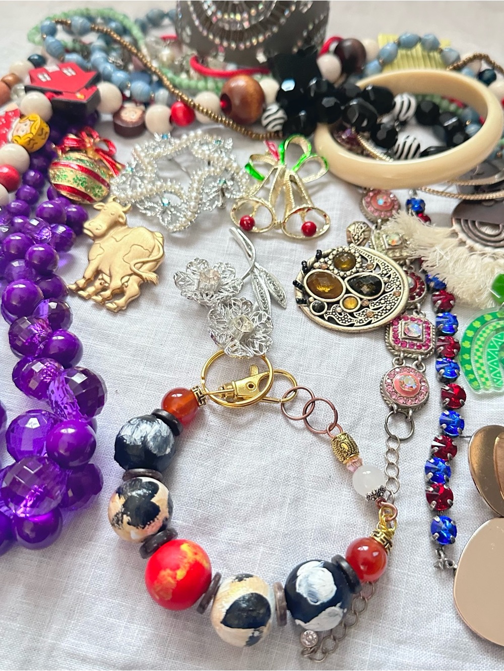 RANDOM JEWELRY LOT
GRAB BAG, MIXED JEWELRY 
Mixed 1-2 lbs, new, used & handmade